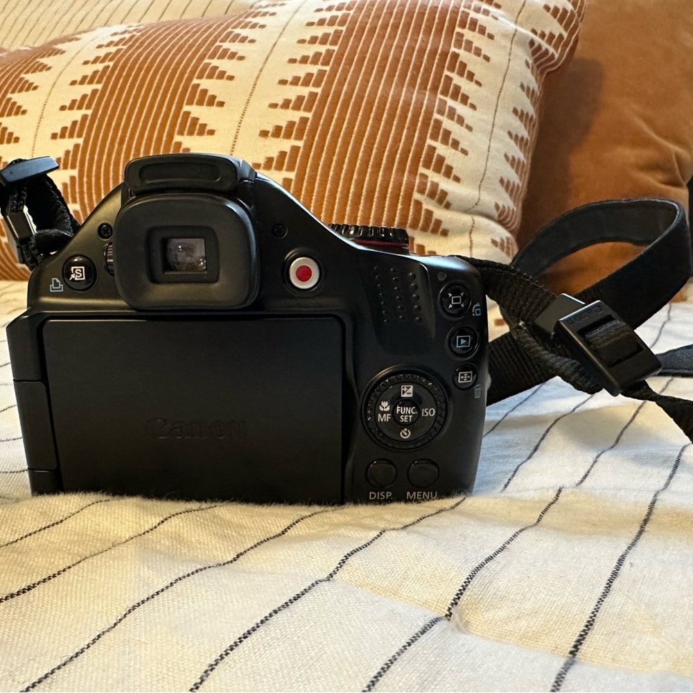 Canon SX40 HS Camera - Picture 3 of 7